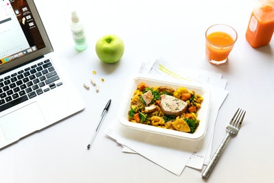 叉子和笔记本旁边盘子里的蔬菜